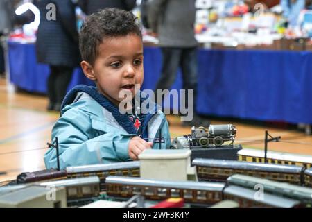 Kendal, Cumbria 28 janvier 2024 *photographié avec la permission de parent(s)* - jeunes et vieux passionnés de train apprécient les expositions de trains miniatures au centre de loisirs de Kendal à Cumbria. Récemment, le Warley National Model Railway Exhibition à Birmingham a annulé leur exposition annuelle en raison d'une adhésion vieillissante. Les enfants de Kendal étaient tous fascinés par les expositions alors que les trains circulaient autour de la voie. Crédit : Arrêter Press Media/Alamy Live News Banque D'Images