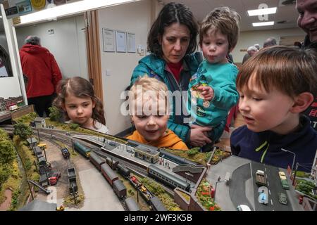 Kendal, Cumbria 28 janvier 2024 *photographié avec la permission de parent(s)* - jeunes et vieux passionnés de train apprécient les expositions de trains miniatures au centre de loisirs de Kendal à Cumbria. Récemment, le Warley National Model Railway Exhibition à Birmingham a annulé leur exposition annuelle en raison d'une adhésion vieillissante. Les enfants de Kendal étaient tous fascinés par les expositions alors que les trains circulaient autour de la voie. Crédit : Arrêter Press Media/Alamy Live News Banque D'Images