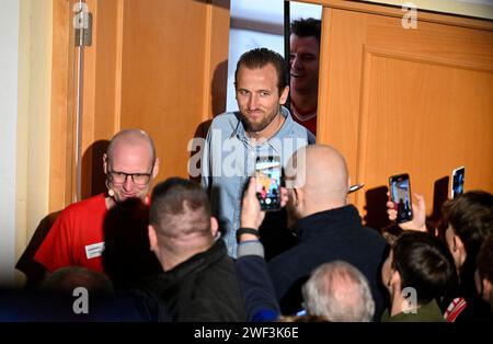 Kirchweidach, Allemagne. 28 janvier 2024. Football : Bundesliga, FC Bayern Munich. Harry Kane, joueur anglais du FC Bayern, visite le fan club 'Die Rotenn' à Kirchweidach et parle aux fans. Les stars du FC Bayern compensent leurs visites de fan club qui ont été reportées en décembre en raison du temps hivernal. Crédit : -/Jens Niering/dpa/Alamy Live News Banque D'Images