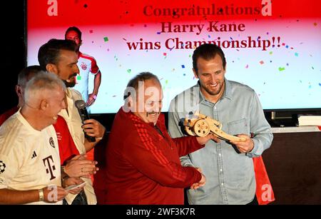 Kirchweidach, Allemagne. 28 janvier 2024. Football : Bundesliga, FC Bayern Munich. Harry Kane, joueur anglais du FC Bayern, accepte le trophée pour sa victoire dans des mini-Jeux olympiques bavarois au fan club 'Die Rotenn' à Kirchweidach : une couronne de buteur de but que l'attaquant star pourrait également utiliser pour profiter du tabac à priser. Les stars du FC Bayern ont compensé leurs visites au fan club, qui avaient été reportées en décembre en raison de la météo hivernale. Crédit : -/Jens Niering/dpa/Alamy Live News Banque D'Images