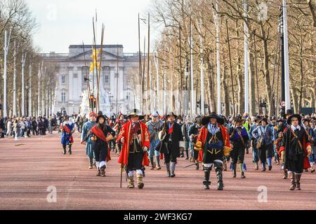 Londres, Royaume-Uni. 28 janvier 2024. Chaque année, les volontaires de la Société de la guerre civile anglaise avec l'Armée des rois marchent le long du Mall dans le centre de Londres et à Horse Guards Parade, en commémoration de Charles Ier, martyrisé le 30 janvier 1649. Chaque régiment de la reconstitution se compose d'officiers, de mousquets, suivis de la couleur, des batteurs, des piqueurs et des bagages (femmes et enfants). Crédit : Imageplotter/Alamy Live News Banque D'Images