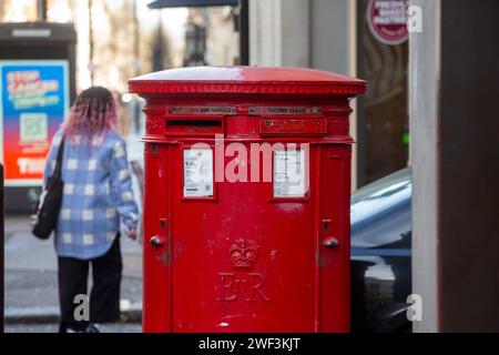 Londres, Angleterre, Royaume-Uni. 28 janvier 2024. Une boîte aux lettres dans le centre de Londres. Le régulateur britannique Office of Communications (OFCOM) a annoncé que Royal Mail pourrait réduire le nombre de jours de livraison des lettres de six à cinq, voire trois, dans le cadre de propositions de réforme du service. (Image de crédit : © Tayfun Salci/ZUMA Press Wire) USAGE ÉDITORIAL SEULEMENT! Non destiné à UN USAGE commercial ! Banque D'Images