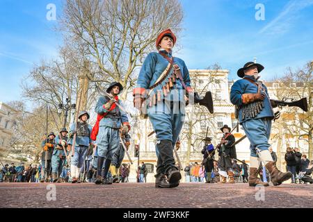 Londres, Royaume-Uni. 28 janvier 2024. La marche se poursuit. Chaque année, les volontaires de la Société de la guerre civile anglaise avec l'Armée des rois marchent le long du Mall dans le centre de Londres et à Horse Guards Parade, en commémoration de Charles Ier, martyrisé le 30 janvier 1649. Chaque régiment de la reconstitution se compose d'officiers, de mousquets, suivis de la couleur, des batteurs, des piqueurs et des bagages (femmes et enfants). Crédit : Imageplotter/Alamy Live News Banque D'Images