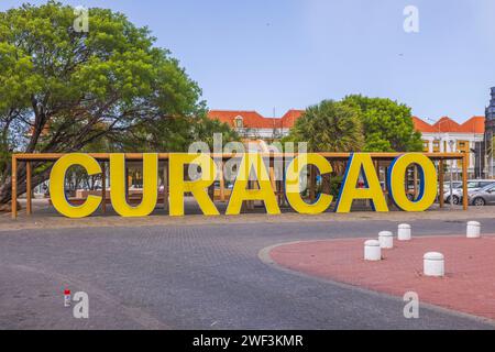 Belle vue des lettres jaunes de Curaçao sur la place dans le centre-ville. Willemstad. Curaçao. Banque D'Images