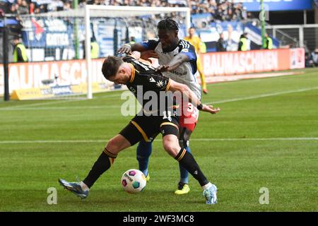 28.01.2024, Volksparkstadion, Hambourg, GER ; 2. FBL, Hamburger SV vs Karlsruher SC im Bild Stephan Kofi Ambrosius (Hambourg #35) versucht sich gegen Budu Zivzivadze (Karlsruhe #11) durchzusetzen Foto ? NORDPHOTO GMBH/ WITKE - LA RÉGLEMENTATION DFL INTERDIT TOUTE UTILISATION DE PHOTOGRAPHIES COMME SÉQUENCES D'IMAGES ET/OU QUASI-VIDÉO Banque D'Images