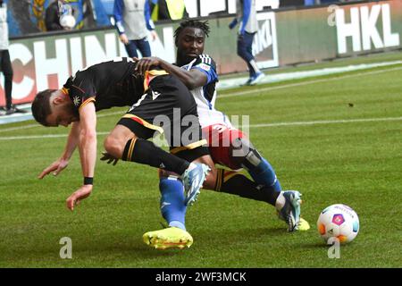 28.01.2024, Volksparkstadion, Hambourg, GER ; 2. FBL, Hamburger SV vs Karlsruher SC im Bild Stephan Kofi Ambrosius (Hambourg #35) versucht sich gegen Budu Zivzivadze (Karlsruhe #11) durchzusetzen Foto ? NORDPHOTO GMBH/ WITKE - LA RÉGLEMENTATION DFL INTERDIT TOUTE UTILISATION DE PHOTOGRAPHIES COMME SÉQUENCES D'IMAGES ET/OU QUASI-VIDÉO Banque D'Images