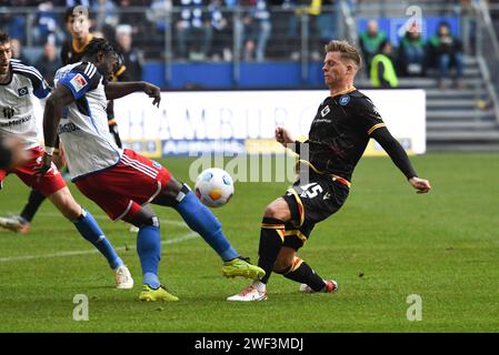 28.01.2024, Volksparkstadion, Hambourg, GER ; 2. FBL, Hamburger SV vs Karlsruher SC im Bild Stephan Kofi Ambrosius (Hambourg #35) versucht sich gegen Dzenis Burnic (Karlsruhe #15) durchzusetzen Foto ? NORDPHOTO GMBH/ WITKE - LA RÉGLEMENTATION DFL INTERDIT TOUTE UTILISATION DE PHOTOGRAPHIES COMME SÉQUENCES D'IMAGES ET/OU QUASI-VIDÉO Banque D'Images