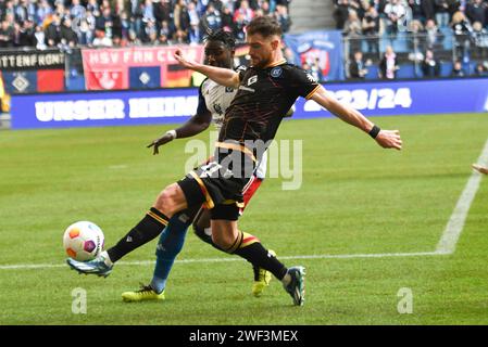 28.01.2024, Volksparkstadion, Hambourg, GER ; 2. FBL, Hamburger SV vs Karlsruher SC im Bild Stephan Kofi Ambrosius (Hambourg #35) versucht sich gegen Budu Zivzivadze (Karlsruhe #11) durchzusetzen Foto ? NORDPHOTO GMBH/ WITKE - LA RÉGLEMENTATION DFL INTERDIT TOUTE UTILISATION DE PHOTOGRAPHIES COMME SÉQUENCES D'IMAGES ET/OU QUASI-VIDÉO Banque D'Images