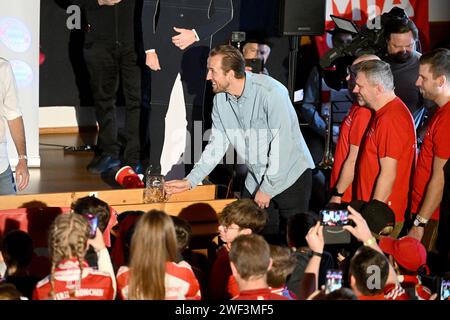 Kirchweidach, Allemagne. 28 janvier 2024. Football : Bundesliga, FC Bayern Munich. Le joueur du FC Bayern Harry Kane, originaire d'Angleterre, pousse une tasse à bière au fan club 'Die Roten' à Kirchweidach. Il a reçu un trophée pour sa victoire dans un mini-olympique bavarois sous la forme d'une couronne de buteur de buts, qu'il pouvait également utiliser pour profiter du tabac à priser. Les stars du FC Bayern ont compensé leurs visites au fan club, qui avaient été reportées en décembre en raison de la météo hivernale. Crédit : -/Jens Niering/dpa/Alamy Live News Banque D'Images