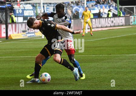 28.01.2024, Volksparkstadion, Hambourg, GER ; 2. FBL, Hamburger SV vs Karlsruher SC im Bild Stephan Kofi Ambrosius (Hambourg #35) versucht sich gegen Budu Zivzivadze (Karlsruhe #11) durchzusetzen Foto ? NORDPHOTO GMBH/ WITKE - LA RÉGLEMENTATION DFL INTERDIT TOUTE UTILISATION DE PHOTOGRAPHIES COMME SÉQUENCES D'IMAGES ET/OU QUASI-VIDÉO Banque D'Images