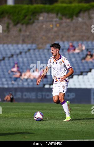 28 janvier 2024 ; Campbelltown Stadium, Sydney, NSW, Australie : a-League football, MacArthur FC contre Perth Glory ; Luke Ivanovic de Perth Glory passe au milieu de terrain Banque D'Images