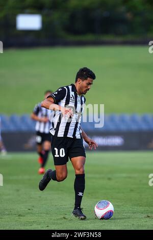 28 janvier 2024 ; Campbelltown Stadium, Sydney, NSW, Australie : a-League football, MacArthur FC contre Perth Glory ; Ulises Davila du Macarthur FC passe au milieu de terrain Banque D'Images