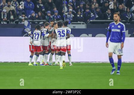 Gelsenkirchen, Deutschland. 20 janvier 2024. 20.01.2024, Fussball, 2. Bundesliga, 18. Spieltag, saison 2023/2024, FC Schalke 04 - Hamburger SV, Die Mannschaft des HSV jubelt. Foto : Tim Rehbein/RHR-FOTO/dpa/Alamy Live News Banque D'Images