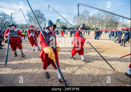 Londres, Royaume-Uni. 28 janvier 2024. La Marche annuelle et la Parade de l'armée du Roi, organisées par la Société anglaise de la guerre civile, suivent la route empruntée par Charles Ier du palais Saint James sur le Mall jusqu'au lieu de sa mort à la Banqueting House de Whitehall, Londres. Cet événement suit un format similaire depuis plus de quarante ans. Crédit : Guy Bell/Alamy Live News Banque D'Images