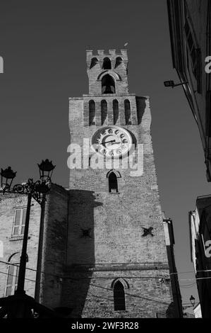 Une fois une tour civique. Il date de 1300. Surmonté d'un petit clocher, il a été transformé en tour d'horloge. Banque D'Images