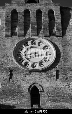 Une fois une tour civique. Il date de 1300. Surmonté d'un petit clocher, il a été transformé en tour d'horloge. Banque D'Images