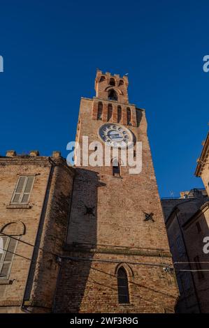 Une fois une tour civique. Il date de 1300. Surmonté d'un petit clocher, il a été transformé en tour d'horloge. Banque D'Images