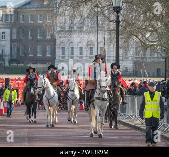 The Mall, Londres, Royaume-Uni. 28 janvier 2024. Les réacteurs de la guerre civile anglaise marchent vers le palais St James, revenant de la cérémonie annuelle et du service à Horseguards Parade en mémoire du monarque décapité Charles Ier Le 30 janvier 1649, Charles Ier est décapité sur un échafaudage devant la Banqueting House à Whitehall, à Londres. Crédit : Malcolm Park/Alamy Live News Banque D'Images