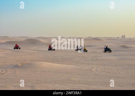 06.11.23 désert du Sahara, Tunisie : Safari en quad dans le désert du Sahara, Tunisie. Les gens conduisant des quads dans les dunes de sable Banque D'Images