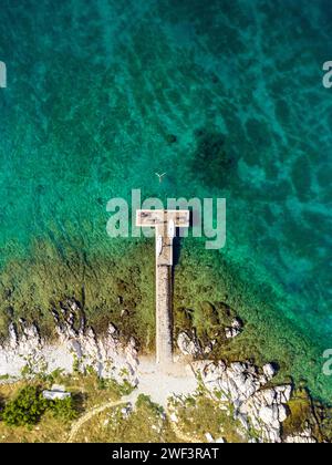 Photo aérienne de personnes bronzer sur la jetée en bois sur la mer turquoise incroyable pendant les vacances d'été à Novi Vinodolski, Croatie Banque D'Images