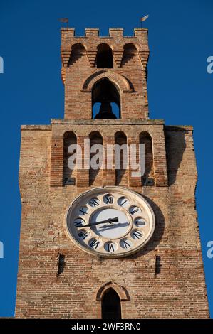 Une fois une tour civique. Il date de 1300. Surmonté d'un petit clocher, il a été transformé en tour d'horloge. Banque D'Images