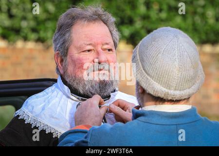 Londres, Royaume-Uni. 28 janvier 2024. Les bénévoles font attention aux détails de leurs uniformes avant de se rassembler et de se préparer à marcher. Chaque année, les volontaires de la Société de la guerre civile anglaise avec l'Armée des rois marchent le long du Mall dans le centre de Londres et à Horse Guards Parade, en commémoration de Charles Ier, martyrisé le 30 janvier 1649. Chaque régiment de la reconstitution se compose d'officiers, de mousquets, suivis de la couleur, des batteurs, des piqueurs et des bagages (femmes et enfants). La procession est menée par le Seigneur général de l'Armée des rois, et les cavaliers. Crédit : Imageplotter/Alamy Live News Banque D'Images