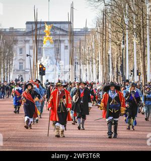 Londres, Royaume-Uni 28 janvier 2024. Le Lord General de l'armée du roi de la Société anglaise de la guerre civile mène la procession le long du Mall. Chaque année, les volontaires de la Société de la guerre civile anglaise avec l'Armée des rois marchent le long du Mall dans le centre de Londres et à Horse Guards Parade, en commémoration de Charles Ier, martyrisé le 30 janvier 1649. Chaque régiment de la reconstitution se compose d'officiers, de mousquets, suivis de la couleur, des batteurs, des piqueurs et des bagages (femmes et enfants). La procession est menée par le Seigneur général de l'Armée des rois, et les cavaliers. Banque D'Images