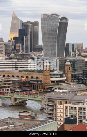 Vue aérienne de la ville de Londres avec l'emblématique bâtiment Walkie-Talkie, la Tamise et plusieurs ponts au coucher du soleil Banque D'Images