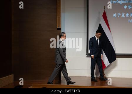 Bangkok, Thaïlande. 28 janvier 2024. S.E. M. Wang Yi (G), membre du Bureau politique du Comité central du PCC et Ministre des affaires étrangères de la Chine, a assisté à la cérémonie Sisning de l'Accord entre le Gouvernement du Royaume de Thaïlande et le Gouvernement de la République populaire. De la Chine sur l'exemption mutuelle de visa pour les titulaires de passeports ordinaires le 28 janvier 2024 à la salle Narathip, Ministère des Affaires étrangères, Bangkok. (Photo de Teera Noisakran/Pacific Press) crédit : Pacific Press Media production Corp./Alamy Live News Banque D'Images