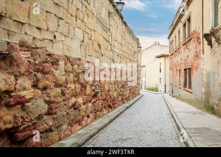 En regardant vers le bas une ruelle à Salamanque où les pierres dans le mur s'usent Banque D'Images