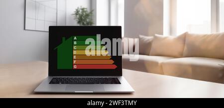 Application d'efficacité énergétique sur ordinateur portable. Concept de maison d'écologie et d'économie d'énergie. Puissance nominale domestique Banque D'Images