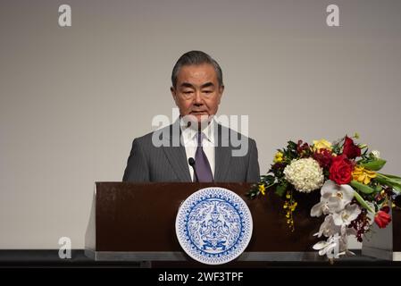 S.E. M. Wang Yi, membre du Bureau politique du Comité central du CPC et Ministre des affaires étrangères de la Chine, a donné conjointement une conférence de presse aux médias après avoir cosigné l'Accord entre le Gouvernement du Royaume de Thaïlande et le Gouvernement de la République populaire de Chine sur l'exemption mutuelle de visa pour les titulaires de passeports ordinaires et de passeports pour les affaires publiques, à la salle Narathip, ministère des affaires étrangères, Bangkok. Le 28 janvier 2024. (Photo de Teera Noisakran/Pacific Press) Banque D'Images