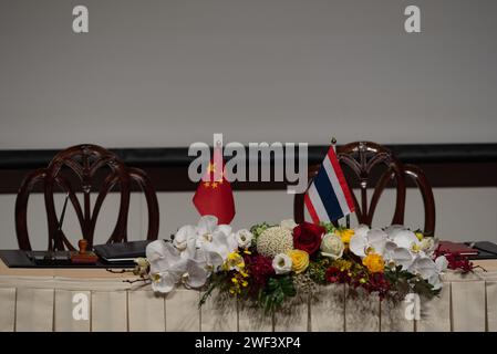 Bangkok, Thaïlande. 28 janvier 2024. Un officier de cérémonie prépare une place dans la salle Narathip, Ministère des Affaires étrangères, Bangkok avant la cérémonie Sisning de l'Accord entre le Gouvernement du Royaume de Thaïlande et le Gouvernement de la République populaire de Chine sur l'exemption mutuelle de visa pour les titulaires de passeports ordinaires le 28 janvier 2024. Crédit : ZUMA Press, Inc./Alamy Live News Banque D'Images