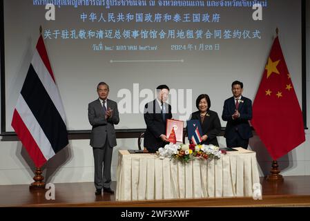 Bangkok, Thaïlande. 28 janvier 2024. S.E. M. Han Zhiqiang (2e L) Ambassadeur extraordinaire et plénipotentiaire de la République populaire de Chine auprès du Royaume de Thaïlande et Mme Busadee Santipitaks (2e R), Secrétaire permanente adjointe aux Affaires étrangères, signent le bail. Ratchaphatsadu doit être utilisé comme bureau et résidence des fonctionnaires de LandÂ ambassade de la République populaire de Chine dans le Royaume de Thaïlande dans les provinces de Chiang Mai et Khon Kaen. Avec S.E. M. Parnpree Bahiddha-Nukara (1e R), Vice-Premier Ministre et Ministre des affaires étrangères de la Thaïlande, et S.E. M. CRE Banque D'Images