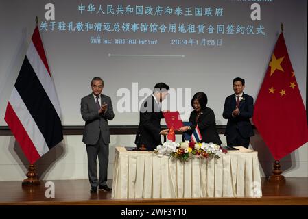 Bangkok, Thaïlande. 28 janvier 2024. S.E. M. Han Zhiqiang (2e L) Ambassadeur extraordinaire et plénipotentiaire de la République populaire de Chine auprès du Royaume de Thaïlande et Mme Busadee Santipitaks (2e R), Secrétaire permanente adjointe aux Affaires étrangères, signent le bail. Ratchaphatsadu doit être utilisé comme bureau et résidence des fonctionnaires de LandÂ ambassade de la République populaire de Chine dans le Royaume de Thaïlande dans les provinces de Chiang Mai et Khon Kaen. Avec S.E. M. Parnpree Bahiddha-Nukara (1e R), Vice-Premier Ministre et Ministre des affaires étrangères de la Thaïlande, et S.E. M. CRE Banque D'Images