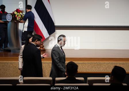 Bangkok, Thaïlande. 28 janvier 2024. S.E. M. Wang Yi (C), membre du Bureau politique du Comité central du PCC et Ministre des affaires étrangères de la Chine, a assisté à la cérémonie Sisning de l'Accord entre le Gouvernement du Royaume de Thaïlande et le Gouvernement de la République populaire. De la Chine sur l'exemption mutuelle de visa pour les titulaires de passeports ordinaires le 28 janvier 2024 à la salle Narathip, Ministère des Affaires étrangères, Bangkok. Crédit : ZUMA Press, Inc./Alamy Live News Banque D'Images