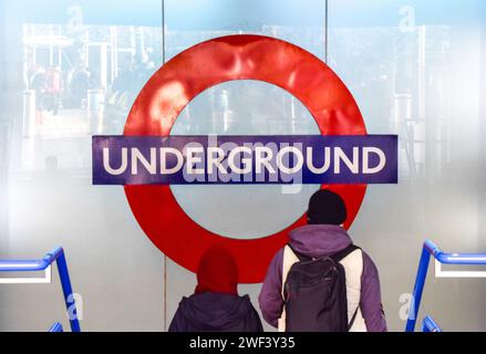 Londres, Royaume-Uni. 28 janvier 2024. Les passagers entrent dans une station de métro car le maire de Londres, Sadiq Khan, et transport for London (TFL) annoncent que les tarifs du métro et du train de Londres auront des prix hors pointe toute la journée le vendredi. L'essai durera initialement trois mois et vise à augmenter le nombre de passagers. Crédit : Vuk Valcic/Alamy Live News Banque D'Images