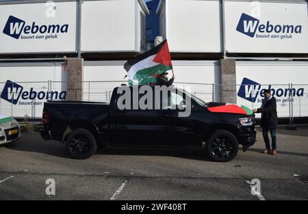 Rotterdam, pays-Bas. 27 janvier 2024. Les pro-palestiniens se rassemblent pour une manifestation de caravane de voitures pour montrer leur solidarité avec les Palestiniens et protester contre les attaques israéliennes sur Gaza alors que les participants traversent Rotterdam, aux pays-Bas, le 27 janvier 2024. Les manifestants forment un convoi avec des véhicules portant des drapeaux et des bannières palestiniens. (Photo de Mouneb Taim/INA photo Agency/Sipa USA) crédit : SIPA USA/Alamy Live News Banque D'Images