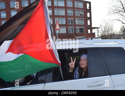 Rotterdam, pays-Bas. 27 janvier 2024. Les pro-palestiniens se rassemblent pour une manifestation de caravane de voitures pour montrer leur solidarité avec les Palestiniens et protester contre les attaques israéliennes sur Gaza alors que les participants traversent Rotterdam, aux pays-Bas, le 27 janvier 2024. Les manifestants forment un convoi avec des véhicules portant des drapeaux et des bannières palestiniens. (Photo de Mouneb Taim/INA photo Agency/Sipa USA) crédit : SIPA USA/Alamy Live News Banque D'Images