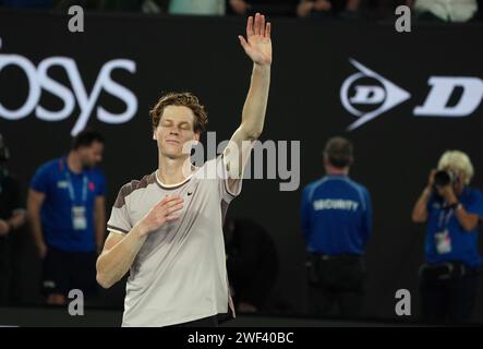 Melbourne, Australie. 28 janvier 2024. Jannik Sinner, d'Italie, célèbre après la finale masculine en simple contre Daniil Medvedev, de Russie, au tournoi de tennis Open d'Australie à Melbourne, en Australie, le 28 janvier 2024. Crédit : Wang Shen/Xinhua/Alamy Live News Banque D'Images