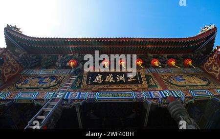 Vue de façade du temple chinois avant les célébrations du nouvel an lunaire du Dragon, plus précisément, le Dragon de Bois, à partir du 10 février 2024, qui sera célébré par les Chinois du monde entier. Banque D'Images