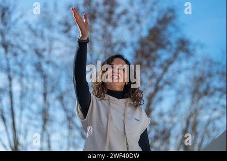 Madrid, Espagne. 28 janvier 2024. La Présidente de la Communauté de Madrid Isabel Diaz Ayuso salue lors d'un rassemblement contre le gouvernement socialiste de Pedro Sanchez pour ses accords avec les partis séparatistes catalans sur la loi d'amnistie. 45 000 personnes, selon la délégation du gouvernement, ont assisté au rassemblement du Parti populaire. Crédit : Marcos del Mazo/Alamy Live News Banque D'Images