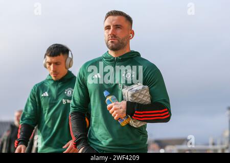 Newport, Royaume-Uni. 28 janvier 2024. Le défenseur de Manchester United Luke Shaw (23 ans) arrive lors du match du 4e tour de la FA Cup du comté de Newport contre Manchester United FC Emirates à Rodney Parade, Newport, pays de Galles, Royaume-Uni le 28 janvier 2024 Credit : Every second Media/Alamy Live News Banque D'Images