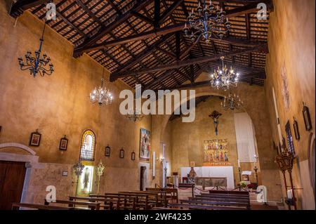 Église de Sant'Agostino. Le polyptyque de Vittore Crivelli. Le bâtiment est entièrement en brique et dispose de deux entrées. L'intérieur a un seul ro Banque D'Images