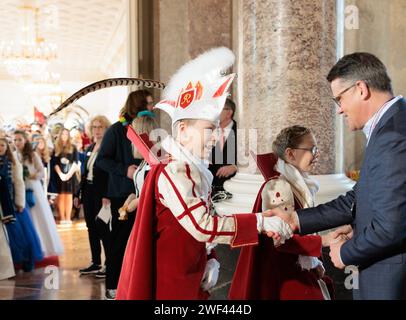 Wiesbaden, Allemagne. 28 janvier 2024. Le ministre-président de la Hesse Boris Rhein (CDU, r) reçoit le prince des enfants de Francfort et le duo de princesses le prince Tobi Ier et la princesse Pia Ier à la réception de la royauté de Hesse au palais de Biebrich. Le Ministre Président a remercié les représentants hessois des coutumes du carnaval pour leur engagement volontaire durant la saison du carnaval. Crédit : Jörg Halisch/dpa/Alamy Live News Banque D'Images