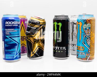 Monster Beverage contre Rockstar Energy Drink. Le PepsiCo CAN est bosselé et perd le combat dans la compétition. Monster domine le marché. Banque D'Images