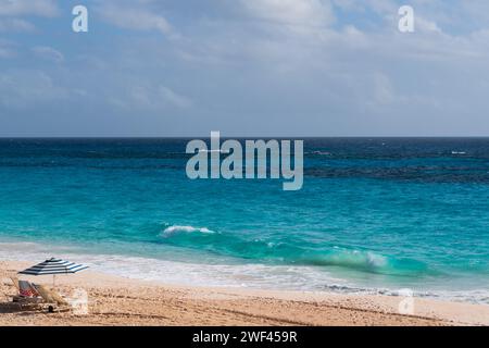 Plongez dans la beauté du paradis côtier des Bermudes, où les rives sablonneuses rencontrent la beauté azur de l'océan dans une évasion tropicale de bonheur en bord de mer. Banque D'Images