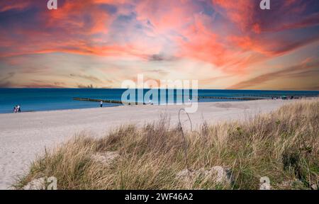 Coucher de soleil sur la plage sur la mer Baltique à Warnemuende, Allemagne Banque D'Images