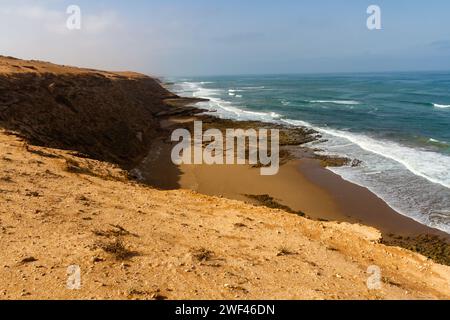 Hautes falaises abruptes de la côte de l'océan Atlantique près de Chbika, région de Guelmim-Oued. Maroc, Afrique Banque D'Images