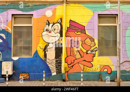 Street art mural Pink Panther et Felix the Cat personnages de dessin animé graffiti peinture murale à Sofia, Bulgarie, Europe de l'est, Balkans, UE Banque D'Images